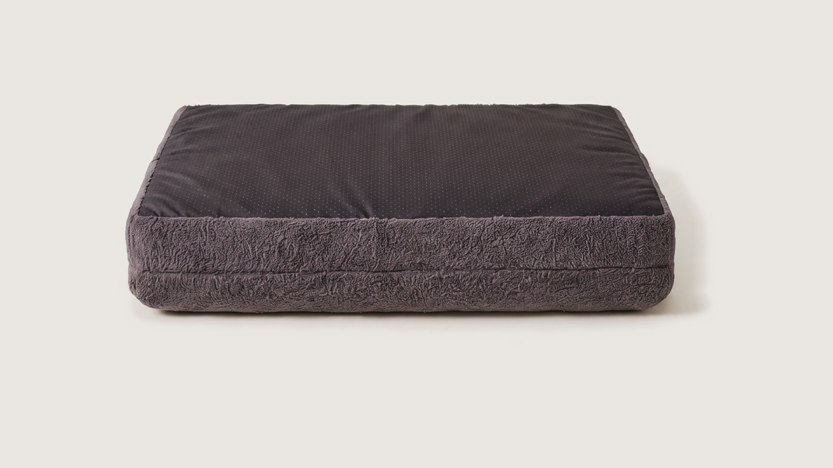 Bo's Bouclé Donkergrijs onderkant met antislip-noppen